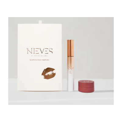 Nieves lip perfection...